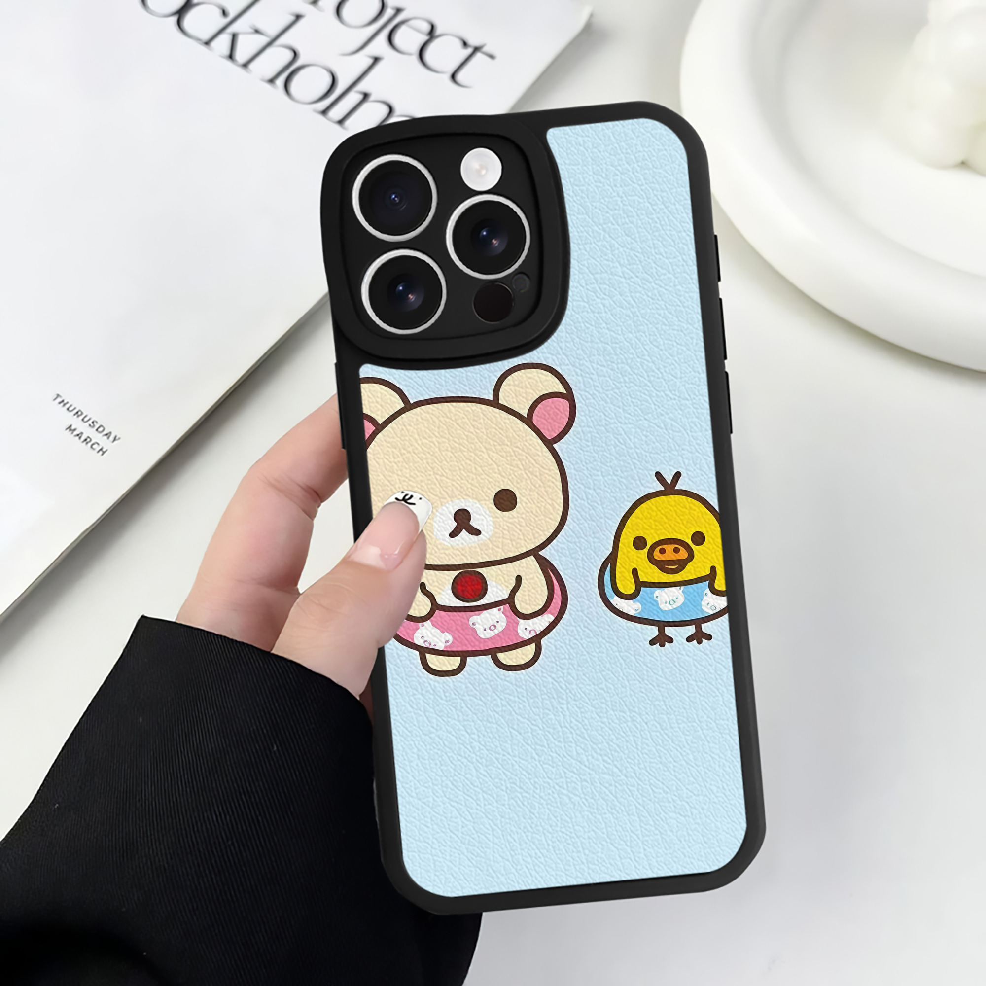 （画像用） リラックマ リラックマ キイロイトリ Rilakkuma Korilakkuma Kiiroitori 【iPhone 16シリーズ対応】シリコンスマホケース（レザー調） 材質：シリコン
